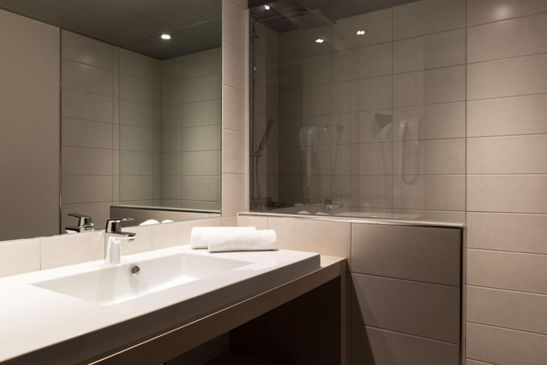 Bathroom, Hotel The Originals d'Alsace Strasbourg Sud , Bas-Rhin