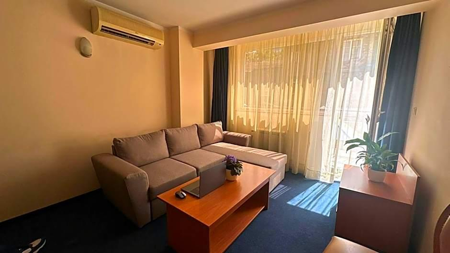 Others 5, Hotel Rocentro, Stolichna