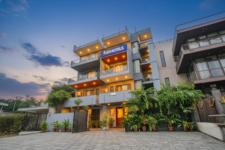 Exterior & Views