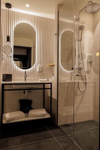 Bathroom 5, Grand Hôtel de Courtoisville - Piscine & Spa, Ille-et-Vilaine