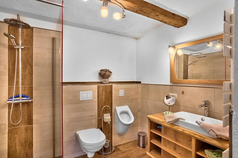 Bathroom 5, Huisnhof, Cham