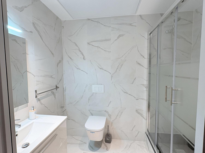 Bathroom 2, Lullaby by hamilton, Barcelona