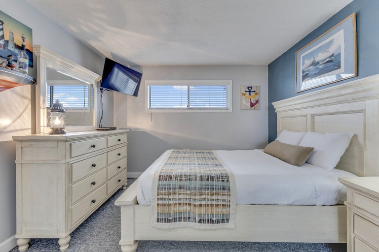 Room 5, 0312 Captains Quarters by Atlantic Towers, New Hanover
