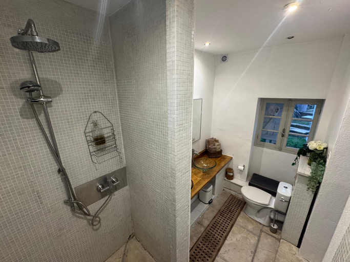 Bathroom 3, Auberge de la Croix du Pape, Alpes-Maritimes