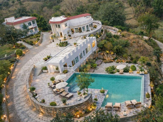 Exterior & Views