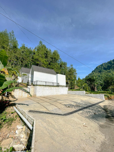 Parking lot, Ulya Kabin Tawangmangu Private Pool Air Hangat Free BBQ, Karanganyar