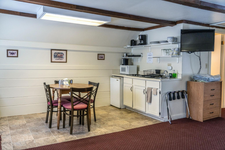Others 5, Mount Whittier Motel, Carroll