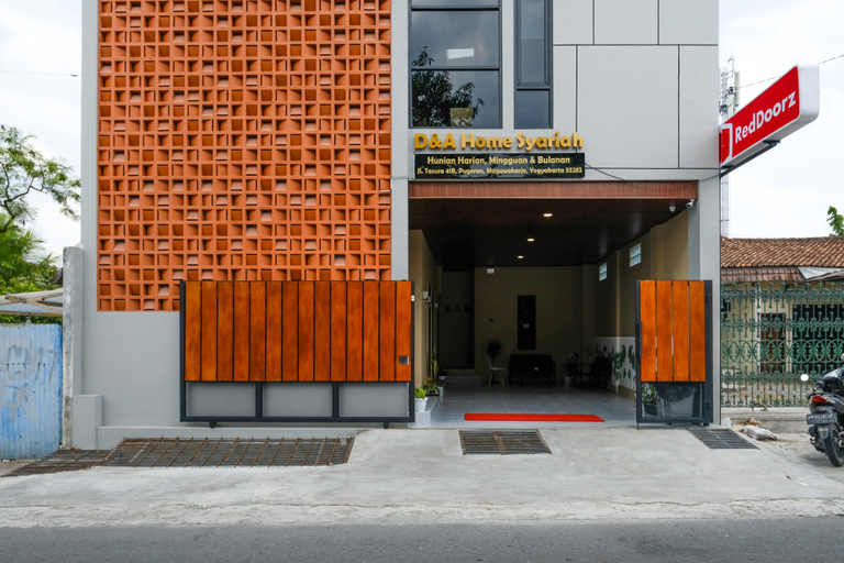 Exterior & Views 2, RedDoorz Syariah @ DNA Home Seturan Yogyakarta, Sleman
