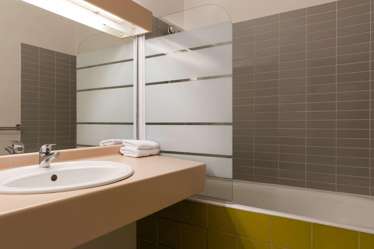 Bathroom 4, La Bertelière, The Originals Relais Rouen, Seine-Maritime