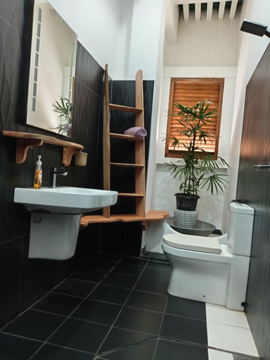 Bathroom 4, Surf'n Lanka - Surf School, Weligama