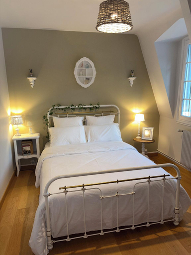 Bedroom 5, Le Manoir 1977, Vienne