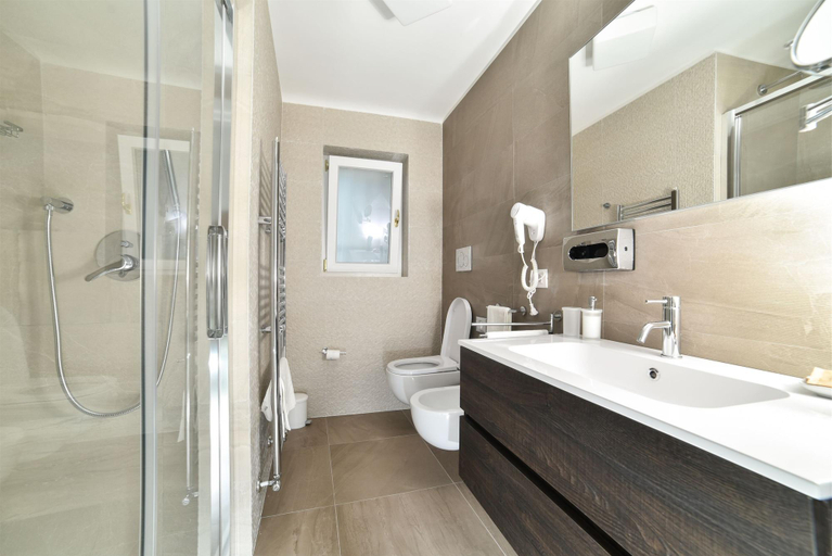 Bathroom 4, La terrazza sulla rupe, Brindisi