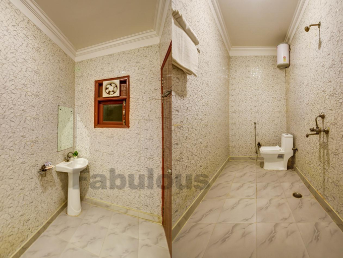 Bathroom 3, Hotel Fabulous - Delhi International Airport, Delhi