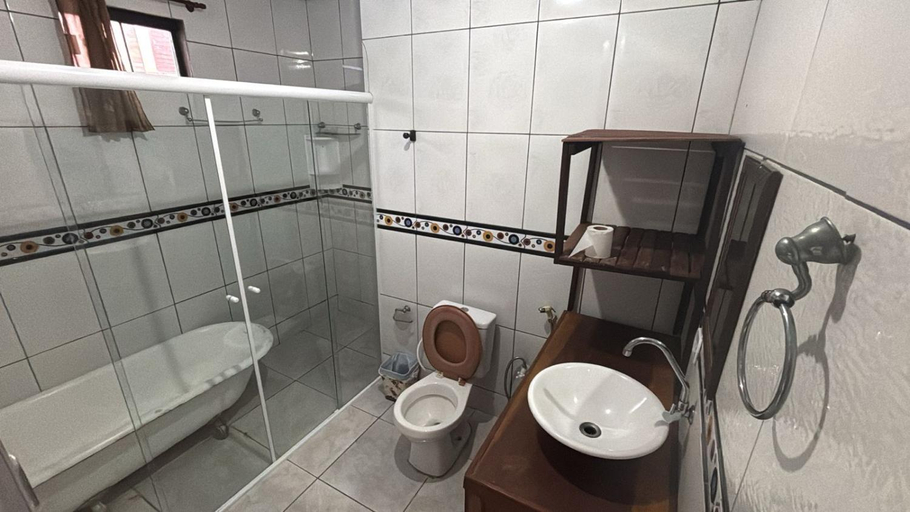 Bathroom 2, Recanto Pousada JU&JU com piscina COMPARTILHADA, Pontal do Paraná