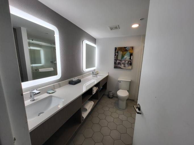 Bathroom 5, DoubleTree by Hilton Salisbury, Wicomico