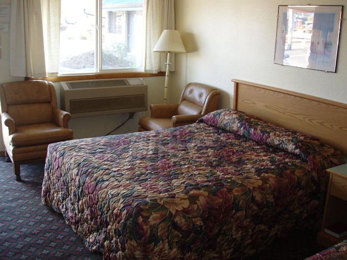 Bedroom 2, Towne and Country Motel, Yamhill