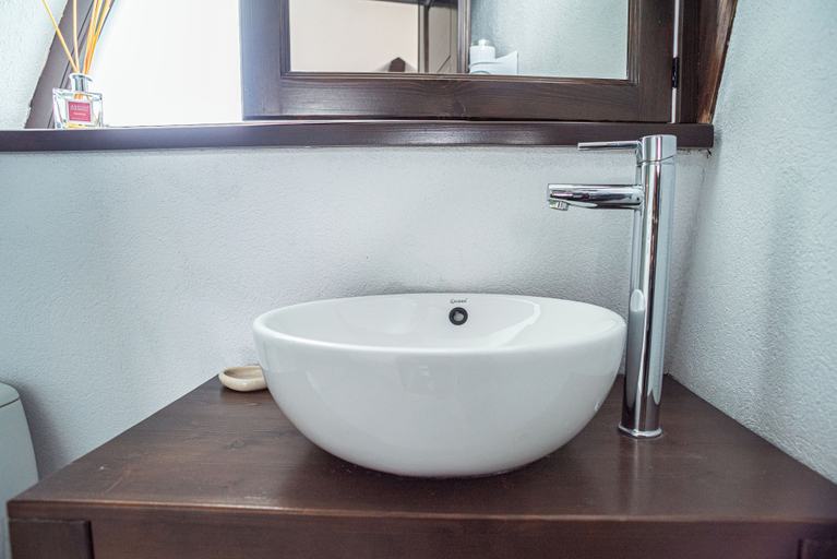 Bathroom 3, Huntanya, Vlahita