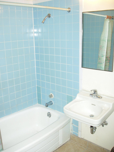 Bathroom, Towne and Country Motel, Yamhill