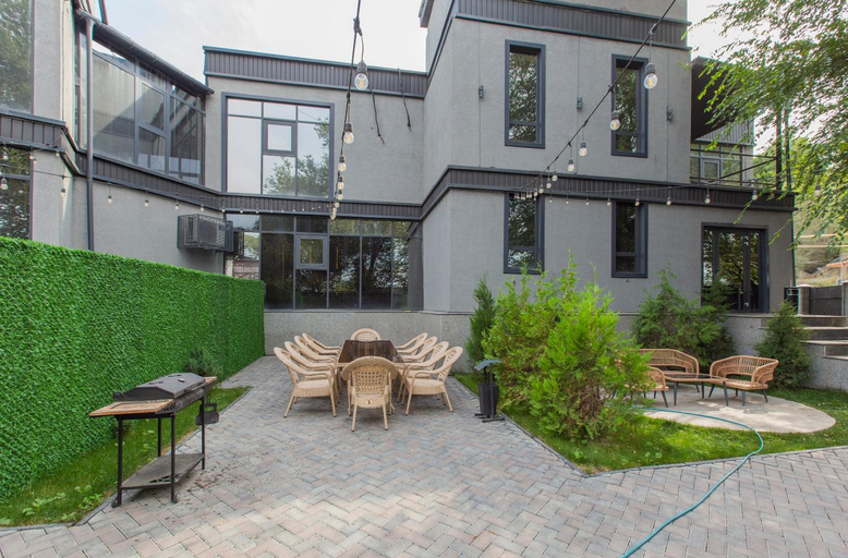 Exterior & Views
