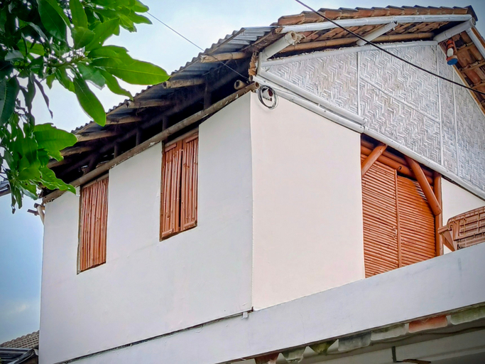 Exterior & Views 4, White Gloves, Sleman