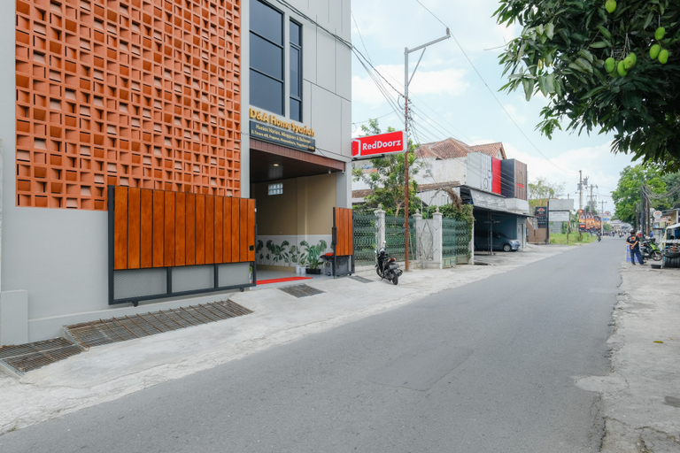Exterior & Views 2, RedDoorz Syariah @ DNA Home Seturan Yogyakarta, Sleman