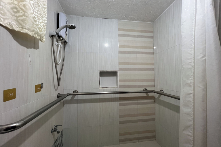 Bathroom 5, Funtasea Hotel and Beach Resort, Iba