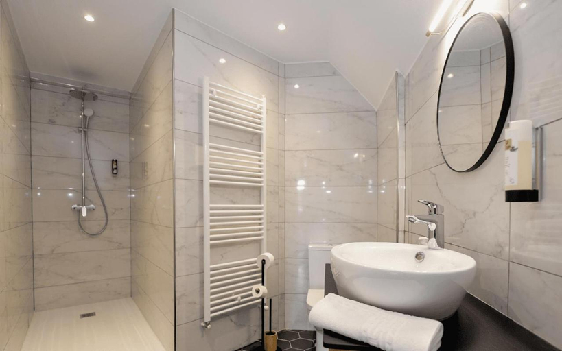 Bathroom 4, Logis Hostellerie Saint Pierre, Eure