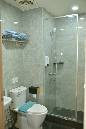 Bathroom 3, Suzuya Hotel Rantau Prapat, Labuhanbatu