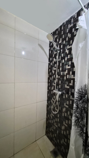 Bathroom 5, Tanglin Masion Supermall Apartment by Calli Rooms, Surabaya