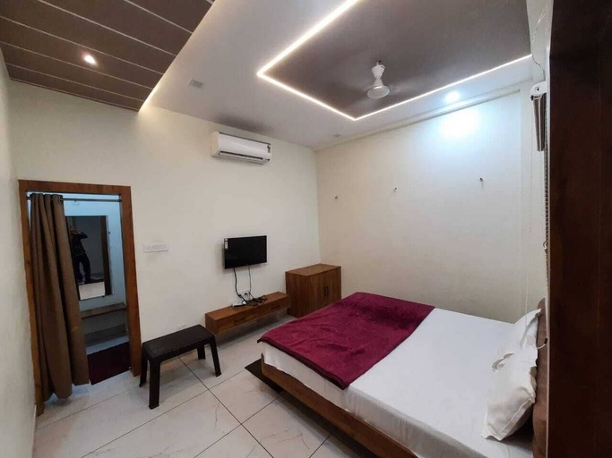 Room 4, Hotel G R Inn near Temple & Rail Station, Ujjain