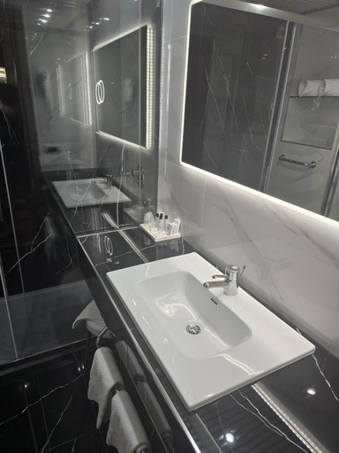 Bathroom 2, Grand Hotel Europa, Isernia
