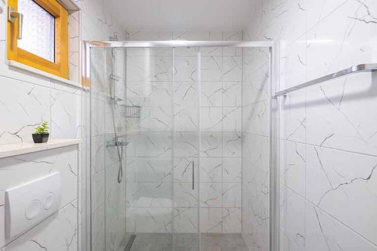 Bathroom 3, Aqua Maris Apartments, Omiš