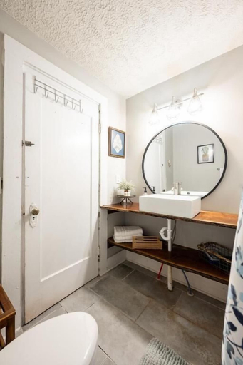 Bathroom 4, Historic Pet-Friendly Home in Downtown, Marion