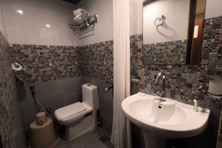 Bathroom, De Royale Sapphire Suites, Bangalore