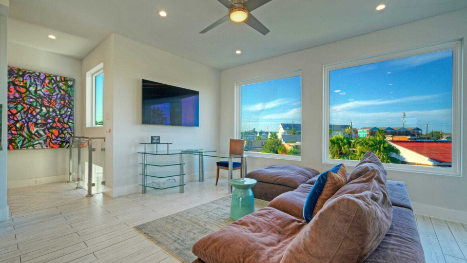 Interior 2, 4 Homes, Sleeps 17 Firepit, Walkable Location Spanish Village, Nueces