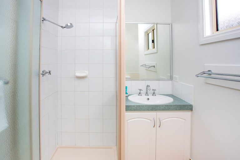 Bathroom 5, Middleton Beach Holiday Apartment, Albany