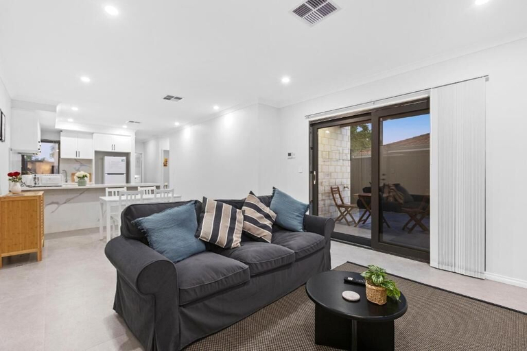 Living area 3, Premium Modern Homestay-Walk to Curtin University, Perth