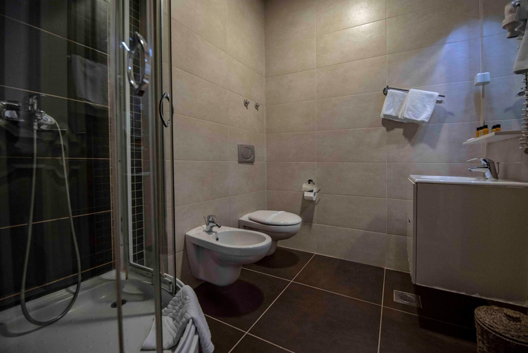 Bathroom 2, Hotel Platani, Trebinje