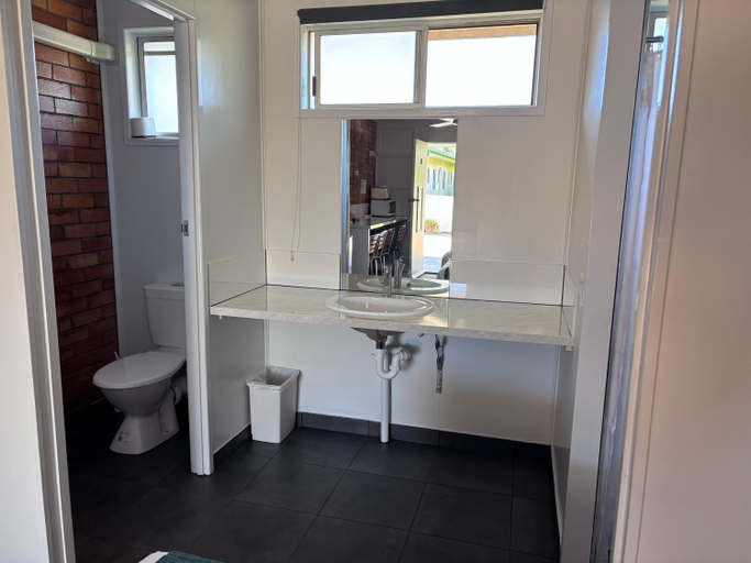 Bathroom 4, Avocado Motor Inn, Isis
