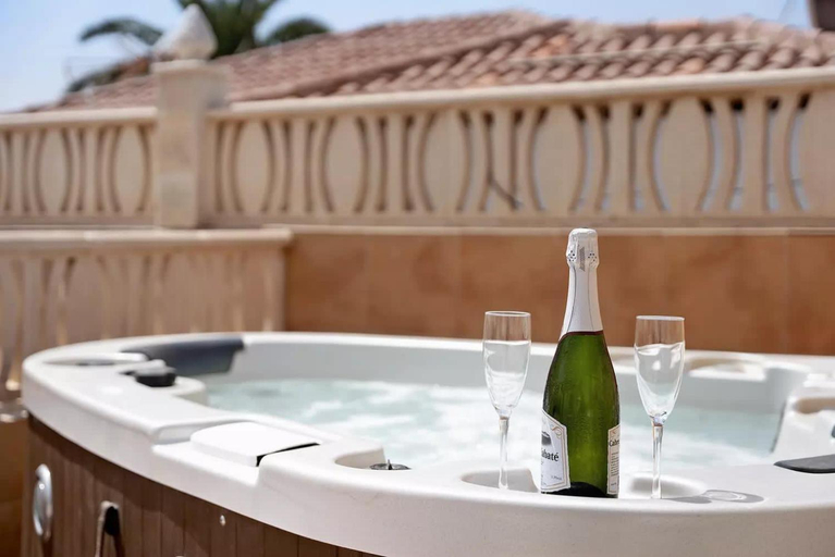 Hot tub, Exceptional 3 Bed Villa Malpas sleeps 6 h pool, Santa Cruz de Tenerife