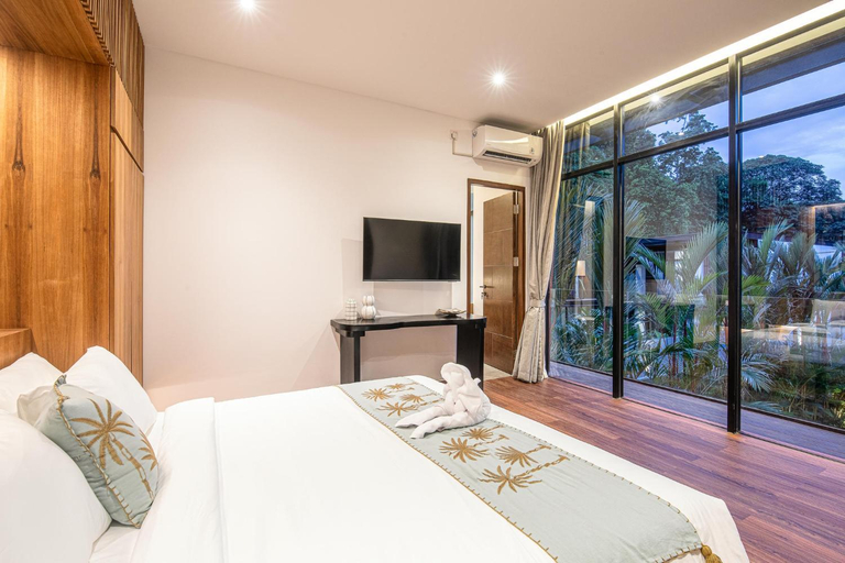 5, Exquisite 6-bedroom Retreat, Moments to Beach, Badung