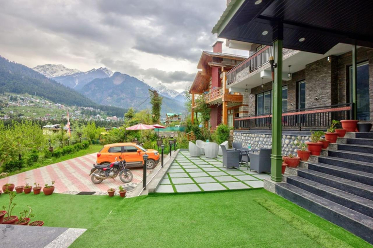 Exterior & Views