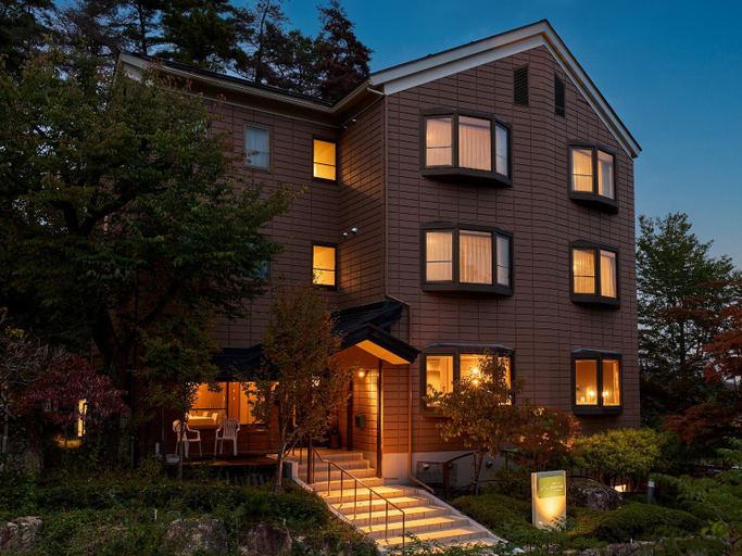 Exterior & Views