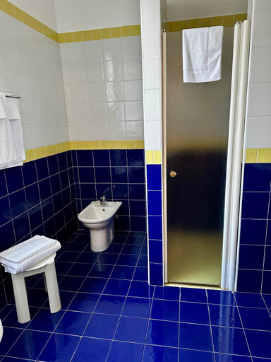 Bathroom 4, Hotel De La Ville, Pavia