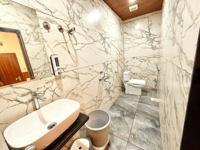 Bathroom 5, Prime Located Hotel F T Palace, Ujjain
