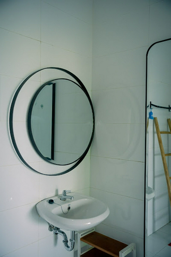 Bathroom, de Bangunjiwo Serenity Villa, Bantul
