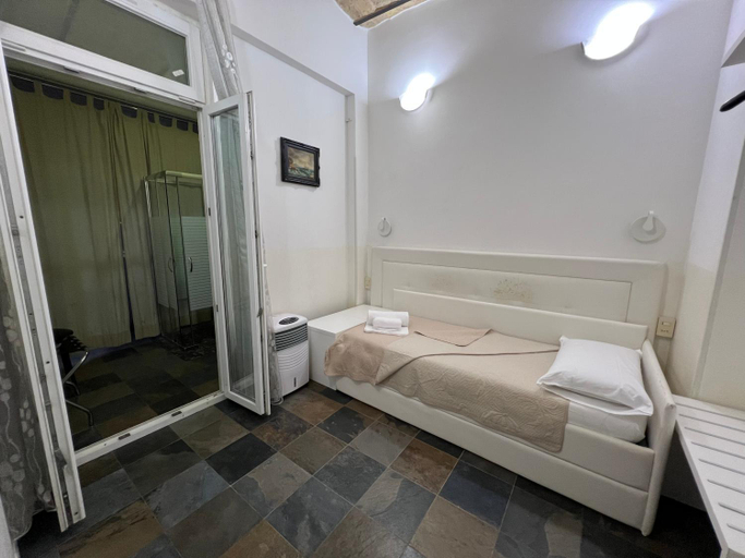 Bedroom 4, Golden Ratio, Roma