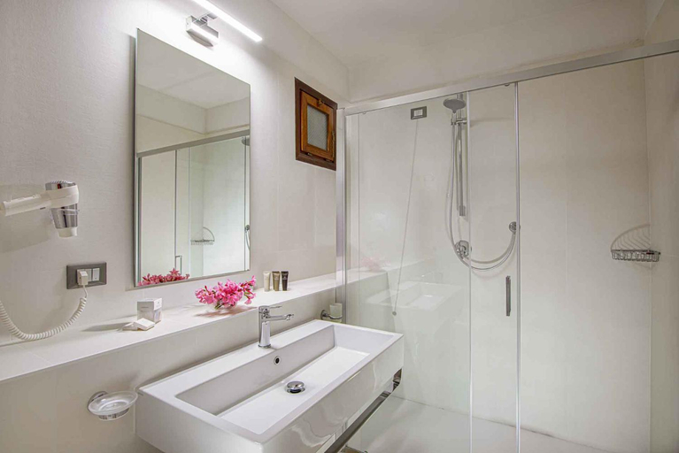Bathroom 3, Hotel Baia Imperiale, Livorno