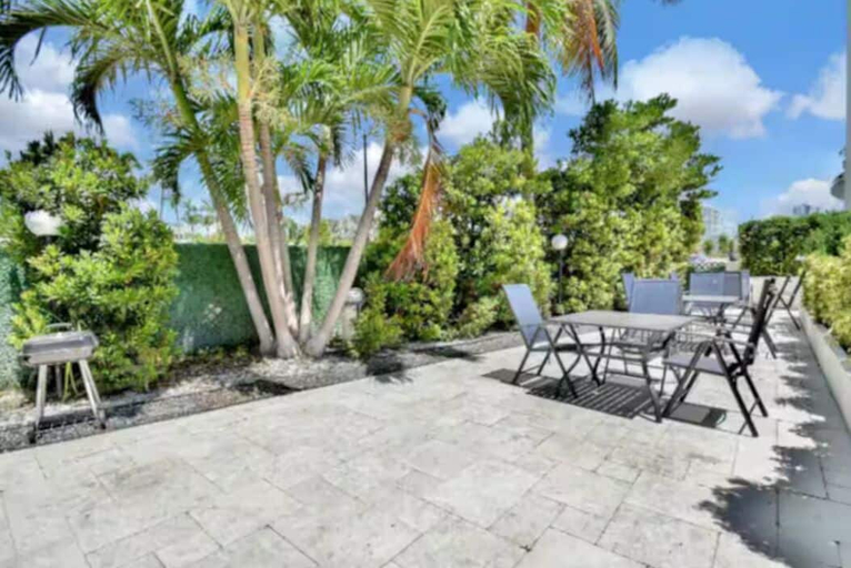 Outdoor dining, Sea Breeze Retreat Miami Beach Studio, Miami-Dade