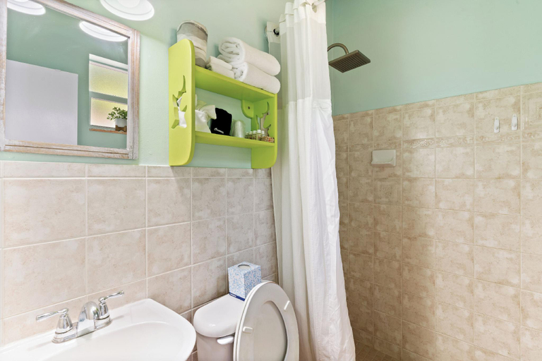 Bathroom 2, The Ocean View Inn, Monroe